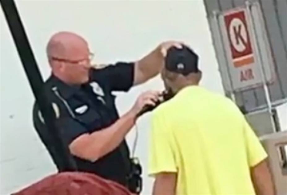 El precioso gesto de un policía a un sin techo para ayudarle a encontrar trabajo