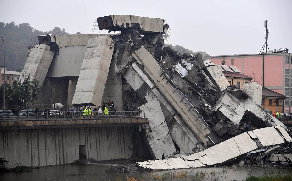 Se desploma un viaducto en Génova y varios vehículos caen al vacío