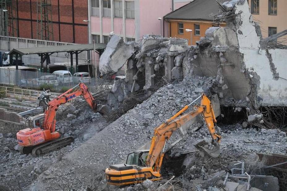 Se reanudan las labores de búsqueda de desaparecidos entre los escombros del puente de Génova