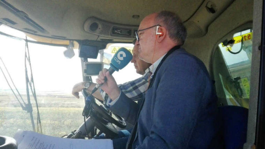 César Lumbreras en directo desde una cosechadora en uno de los programas de Agropopular