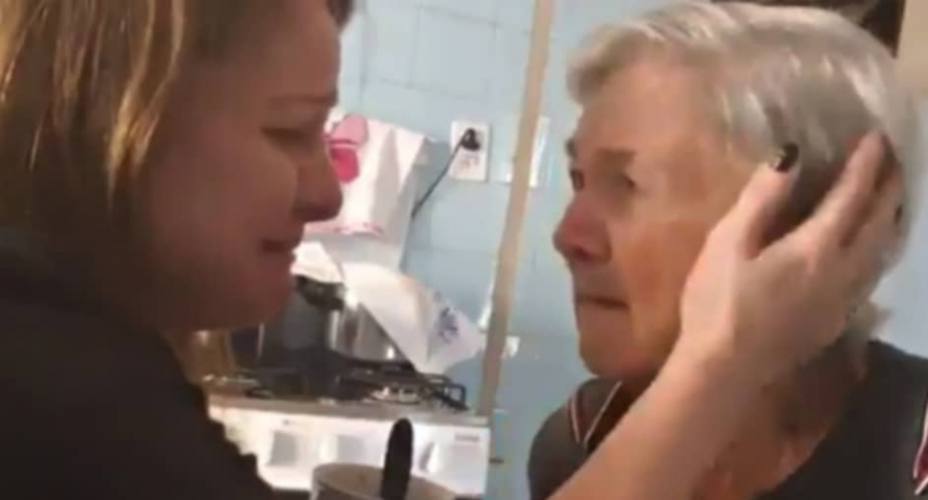 La tierna respuesta de una abuela con alzhéimer al reconocer a su nieta