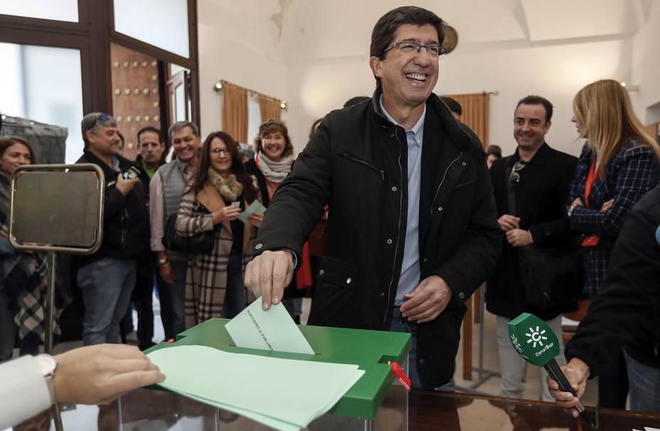 Juan Marín, candidato de Ciudadanos, depositando su voto