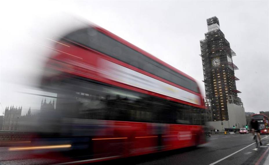 Un autobús circula ante el edificio del Parlamento en Londres