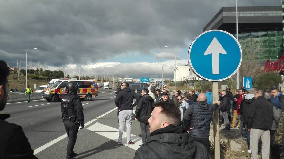Restablecido el tráfico en la M-40 en Madrid tras el corte parcial de los taxistas
