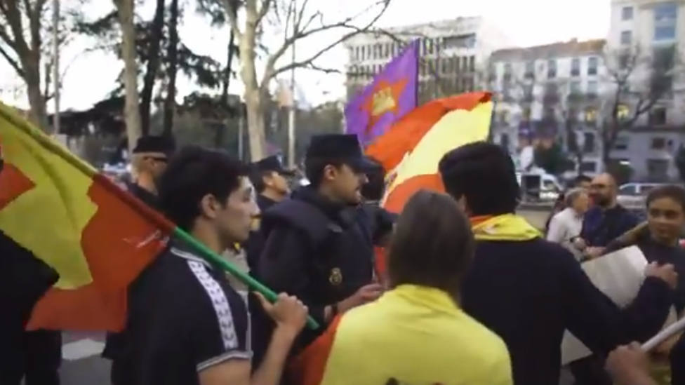 La conmovedora lección de un policía a unos jóvenes con banderas de España en la manifestación independentista