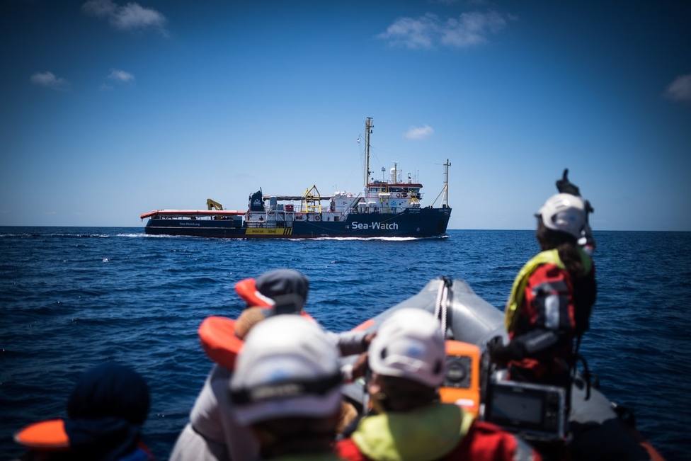 Italia frena la entrada de un barco con migrantes en sus aguas territoriales