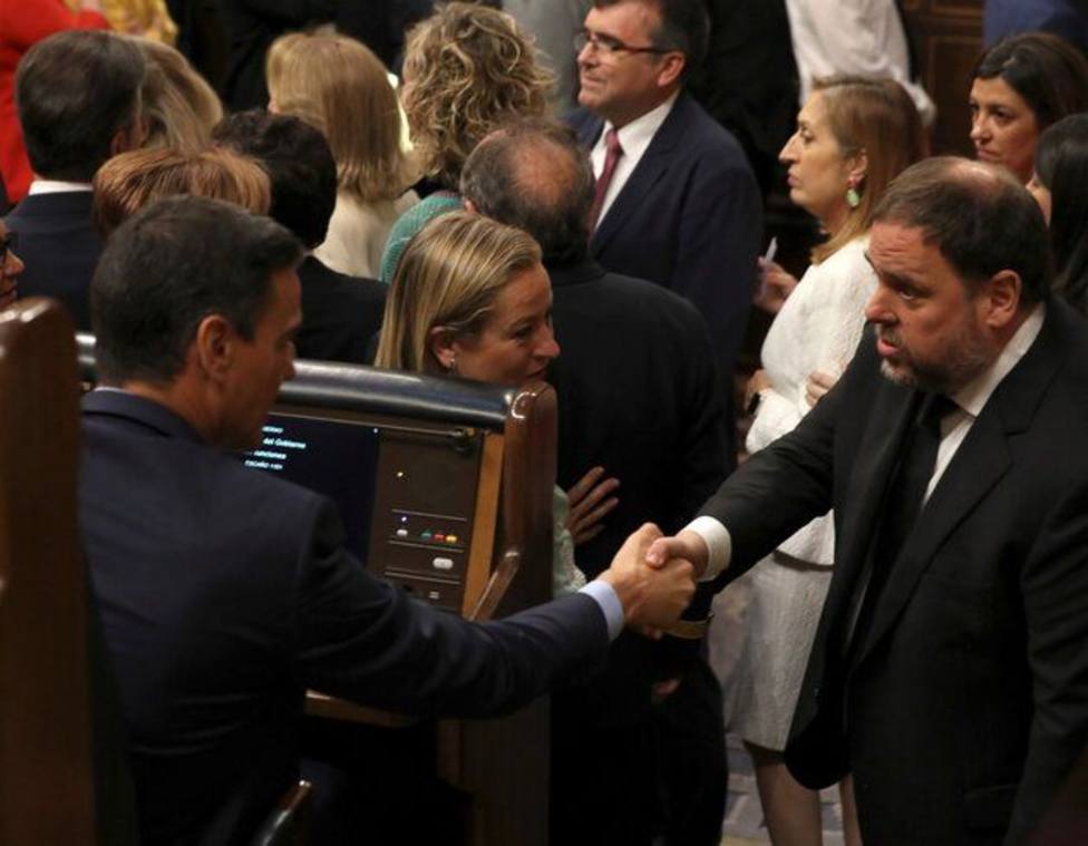 Sánchez saluda a Junqueras durante la sesión de constitución del Congreso