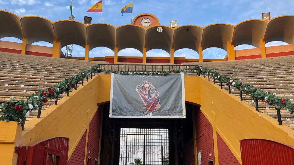 Imagen de una de las puertas de acceso al ruedo de Las Palomas con una banderola decorativa