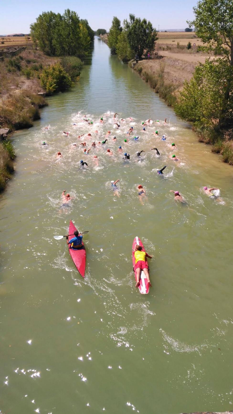 Nadadores compitiendo en su recorrido por el Canal de Castilla