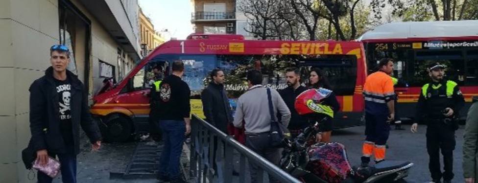 Nueve heridos al empotrarse un microbús en Sevilla contra una tienda de ropa