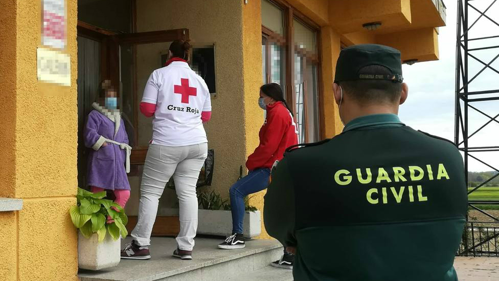 La Guardia Civil y Cruz Roja asisten a variasmujeres que estaban confinadas dentro de un club de alterne