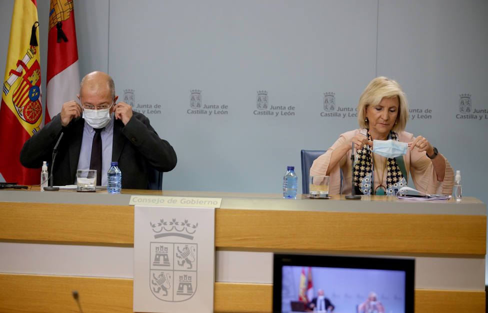 Vicepresidente y consejera de Sanidad de la Junta de Castilla y León, mascarilla en mano
