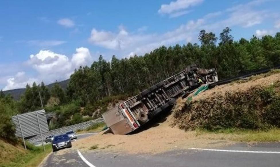 El camión quedó volcado sobre un lateral y la carga desparramada - FOTO: Tráfico Ferrolterra