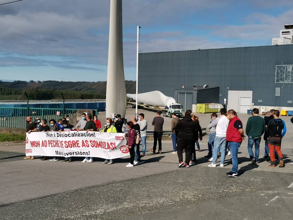 Foto de archivo de una concentración de trabajadores de Siemens Gamesa ante la planta - FOTO: Cedida