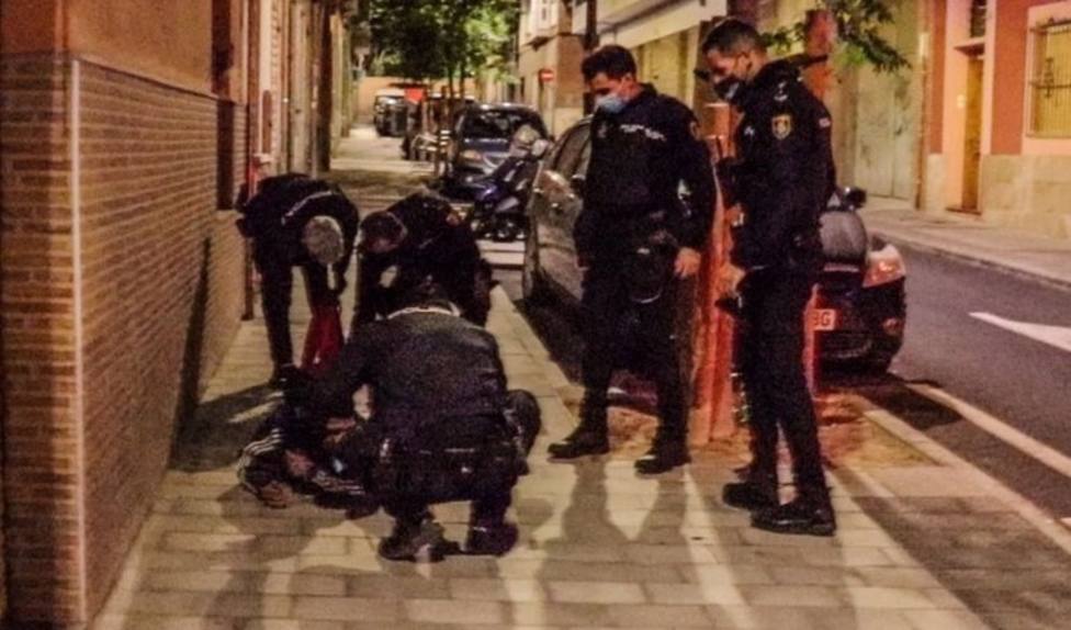 Detenidos dos hombres en Alicante por apuñalar a otro en plena calle tras una discusión