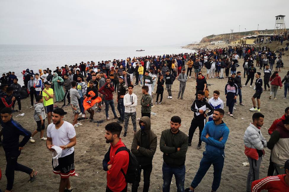 Cientos de migrantes se dirigen a Ceuta desde Marruecos