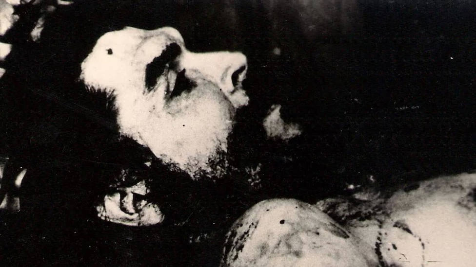 Los secretos tras las fotografías del cuerpo sin vida del Che Guevara, escondidas en un pueblo de Zaragoza
