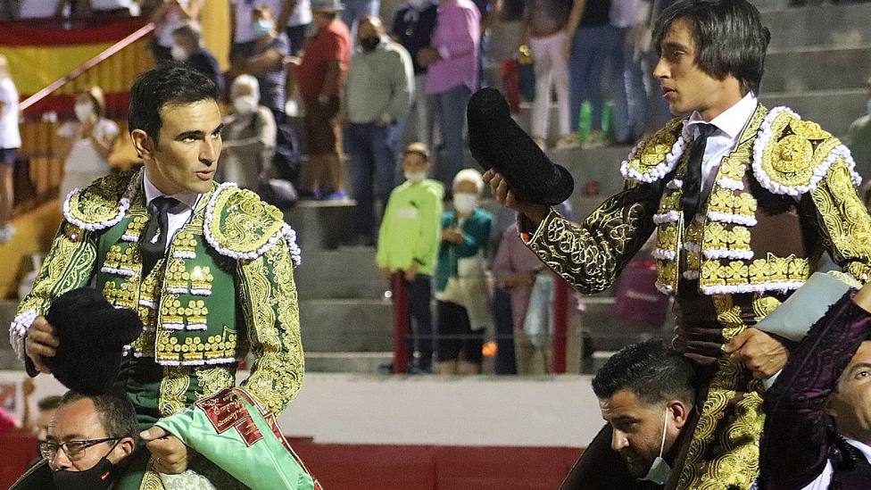 Sergio Serrano y Ángel Téllez en su salida a hombros este lunes en Bargas