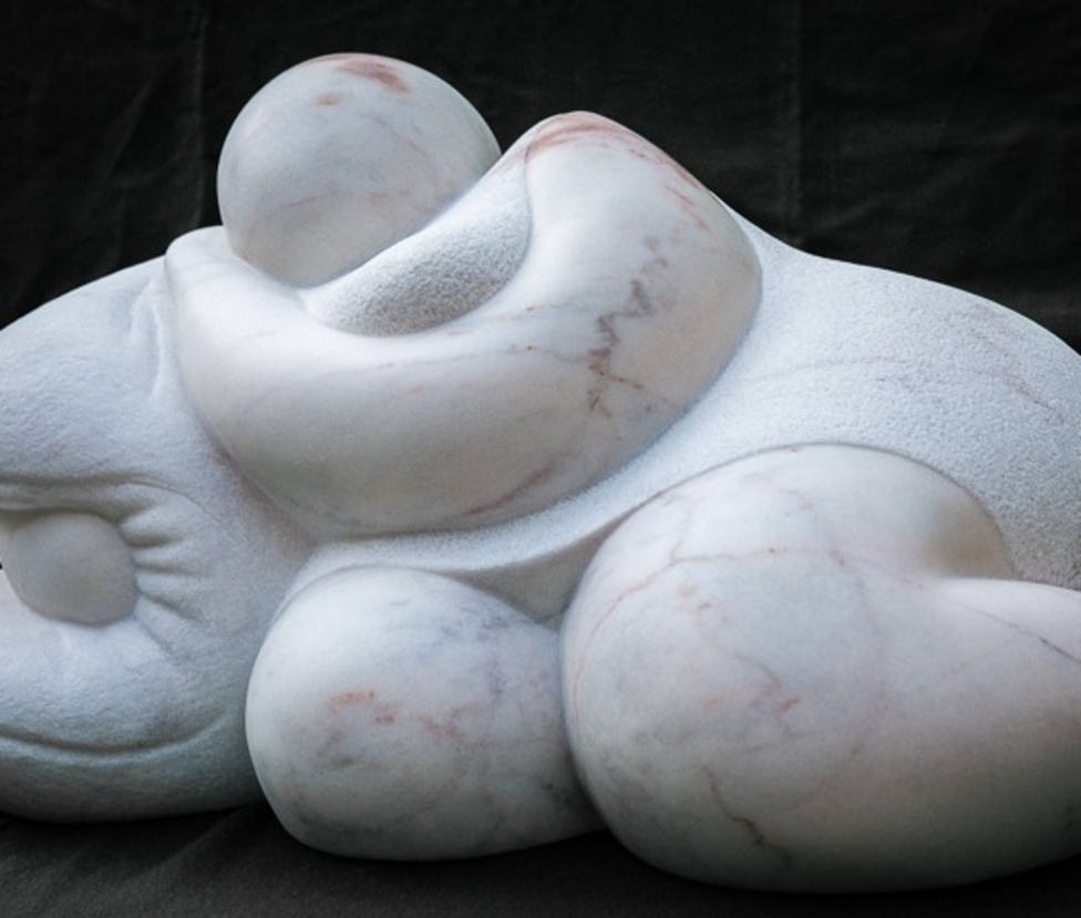 La escultura de Alhi Prieto: cuando el mármol es achuchable
