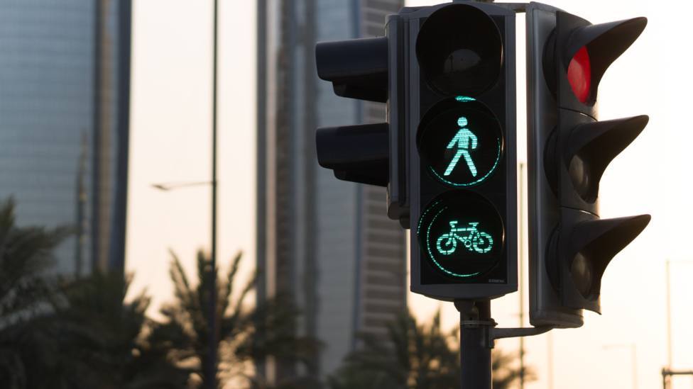 Así son los semáforos que evitarán atascos en ciudades con inteligencia artificial: menos molestos
