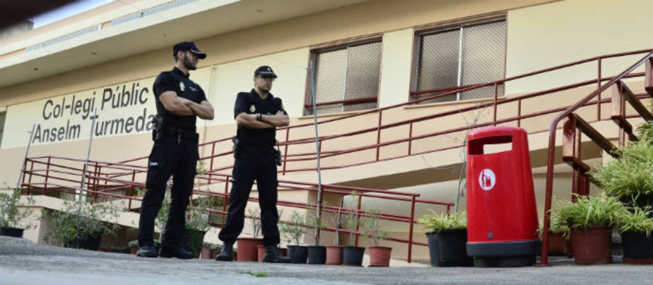Dos policías locales permanecen a la entrada del colegio público Anselm Turmeda del barrio obrero de Son Roca. EFE
