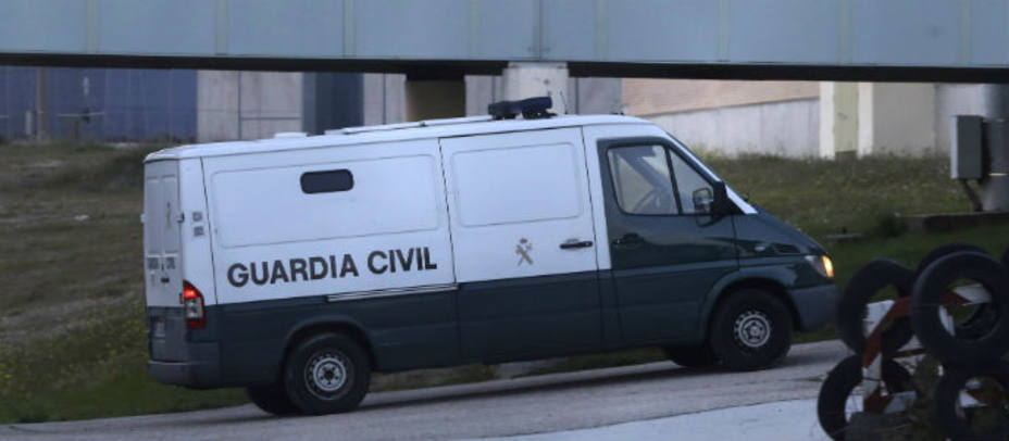 El furgón de la Guardia Civil en el que el expresidente de Banesto Mario Conde ingresó ayer en la prisión de Soto del Real. EFE