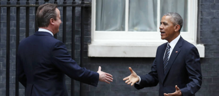 Obama recibido por David Cameron en el número 10 de Downing Street. REUTERS