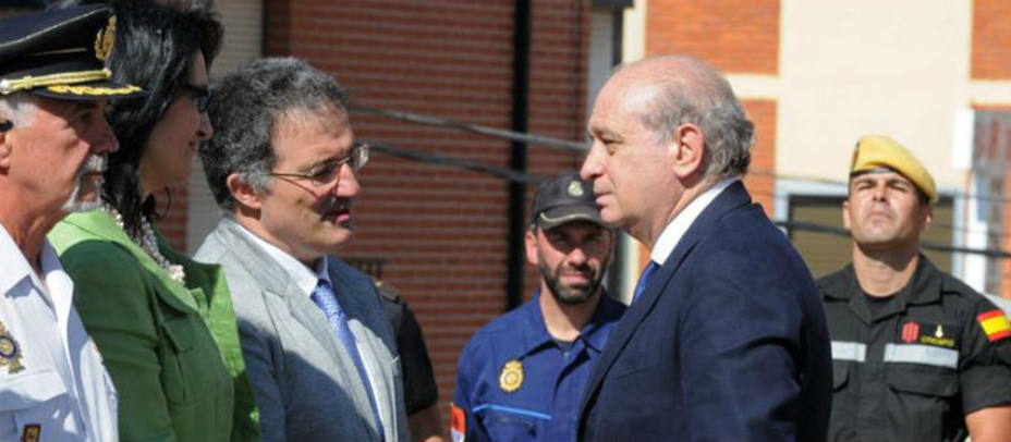 El Ministro del Interior saluda al alcalde de Astorga.EFE