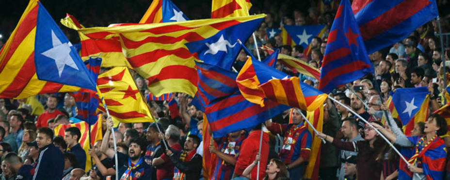 Exhibición de banderas independentistas en el Camp Nou (foto:Reuters)