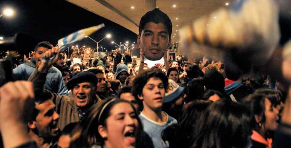 Una multitud de aficionados se dieron cita en el aeropuerto de Montevideo para recibir al jugador. Reuters.