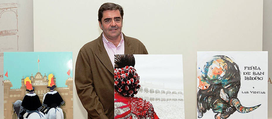 Manuel Martínez Erice con las tres obras ganadoras del VII Consurso de Carteles Taurinos