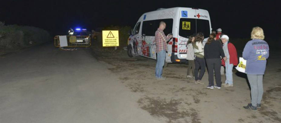 Miembros de Cruz Roja trasladan a los turistas que quedaron incomunicados en la zona del Pozo de La Salud. EFE