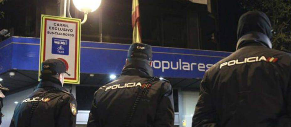 Policía ante la sede del PP en Génova. EFE