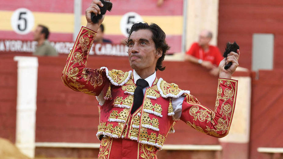 Curro Díaz con las dos orejas que cortó a un toro de Victorino Martín en Almería y que le ha valido para conquistar el Capote de Paseo