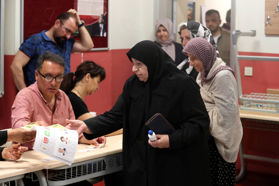Turkish people vote in snap elections
