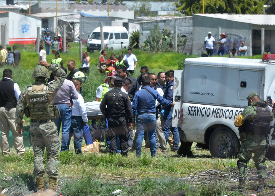 Brigadas de Protección en la zona donde al menos 17 personas murieron en una explosión, en el municipio de Tultepec (México)