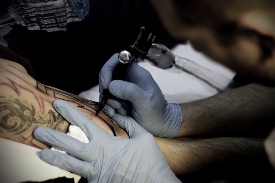 ¿En qué trabajos puedes tener problemas si vas tatuado?