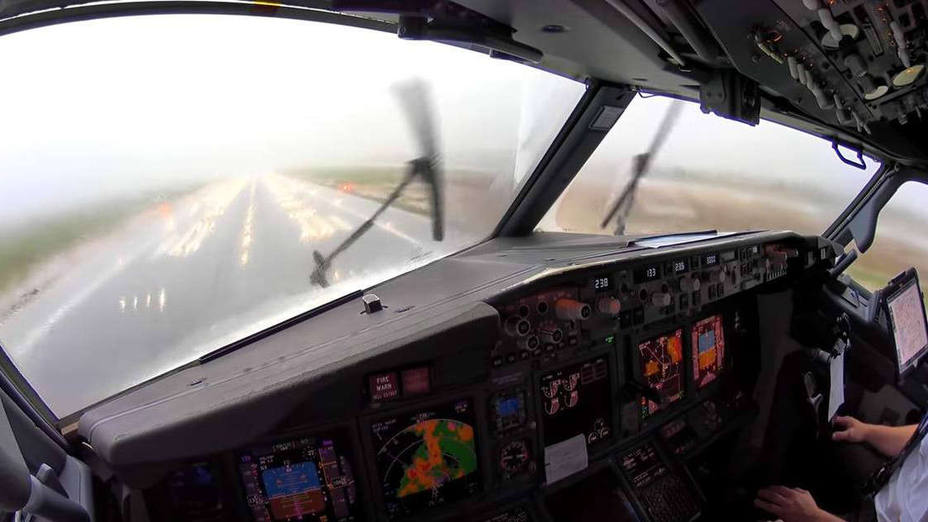 Este fue el complicado aterrizaje en Palma de un Boeing golpeado por la lluvia y el viento