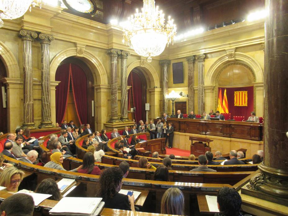 La Generalitat hará todo lo posible para que funcionarios trabajen el 6 de diciembre y 12 de octubre