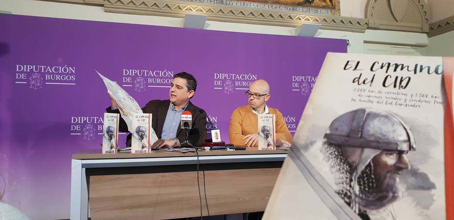 Alberto Luque, gerente del Consorcio Camino del Cid, presenta el folleto