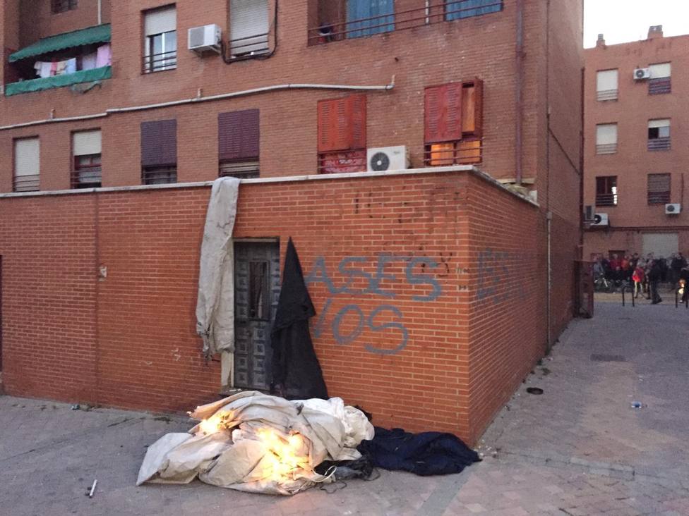 AM- Disturbios en Vallecas (Madrid con fuego y lanzamiento de objetos frente a la casa del presunto asesino de un vecino
