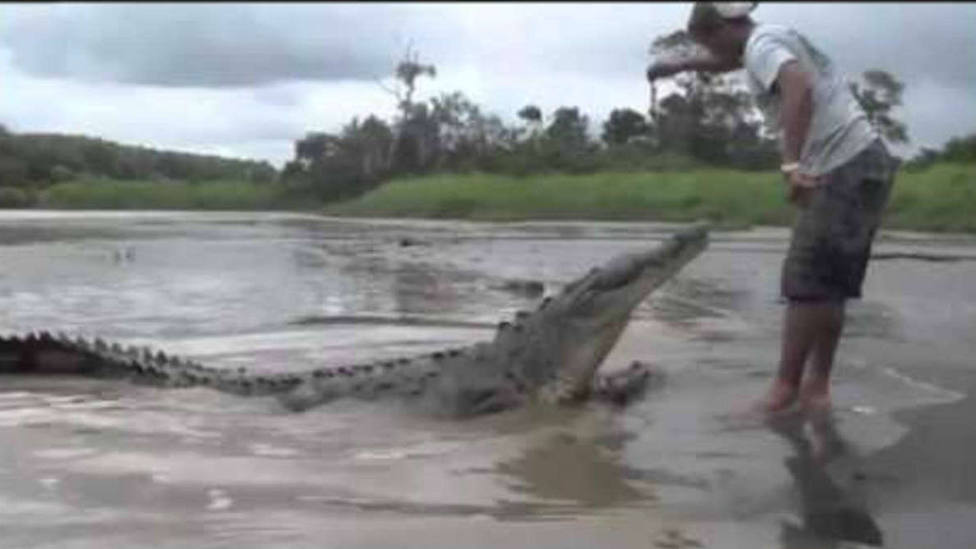 El tenso momento en el que un cocodrilo persigue a un pescador que grababa en vídeo