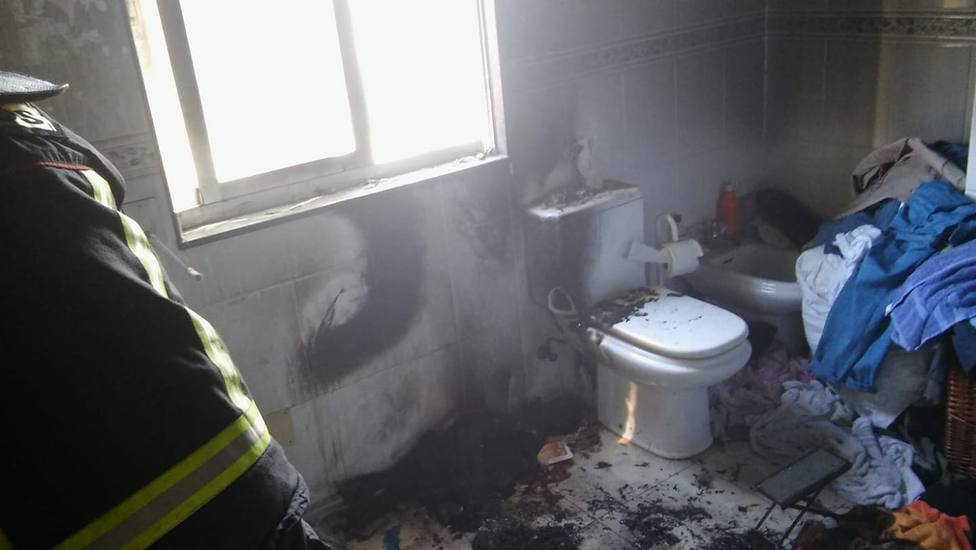 Estado de la zona del baño de la vivienda afectada por el fuego - FOTO: GES Mugardos