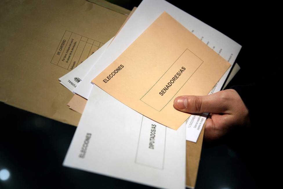 Foto de archivo de un ciudadano preparando su voto por correo - FOTO: EFE / Carlos Pérez
