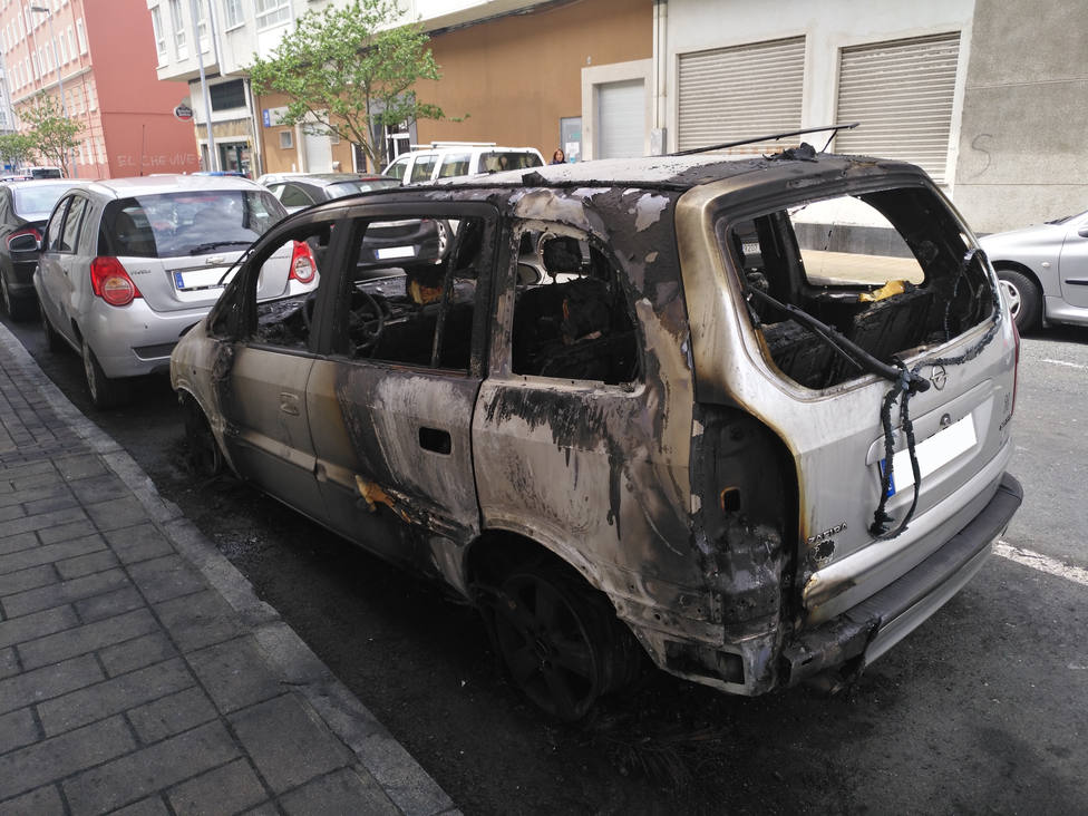 Vehículo incendiado en la calle Euskadi de Ferrol, en el barrio de Recimil