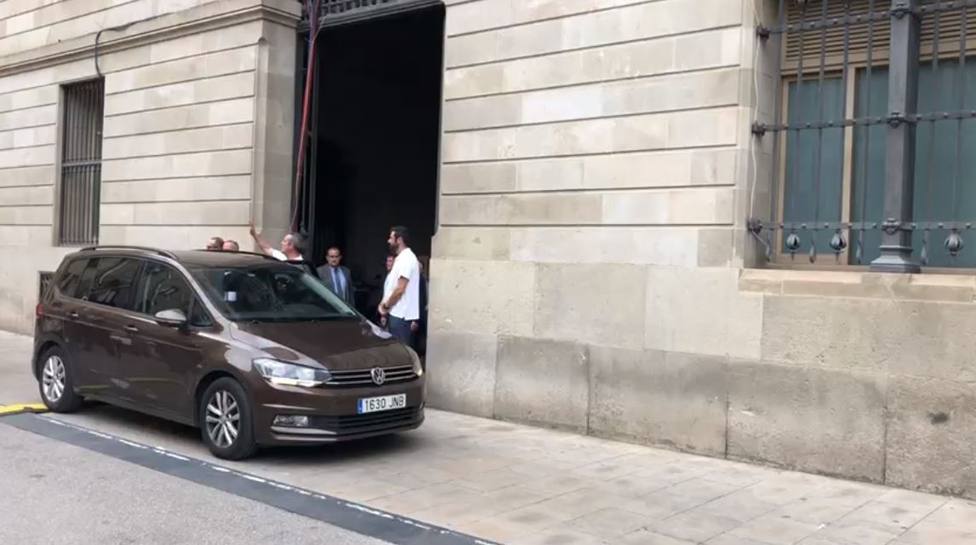 Forn sale del Ayuntamiento para volver a la cárcel y no cruza Sant Jaume hasta la Generalitat