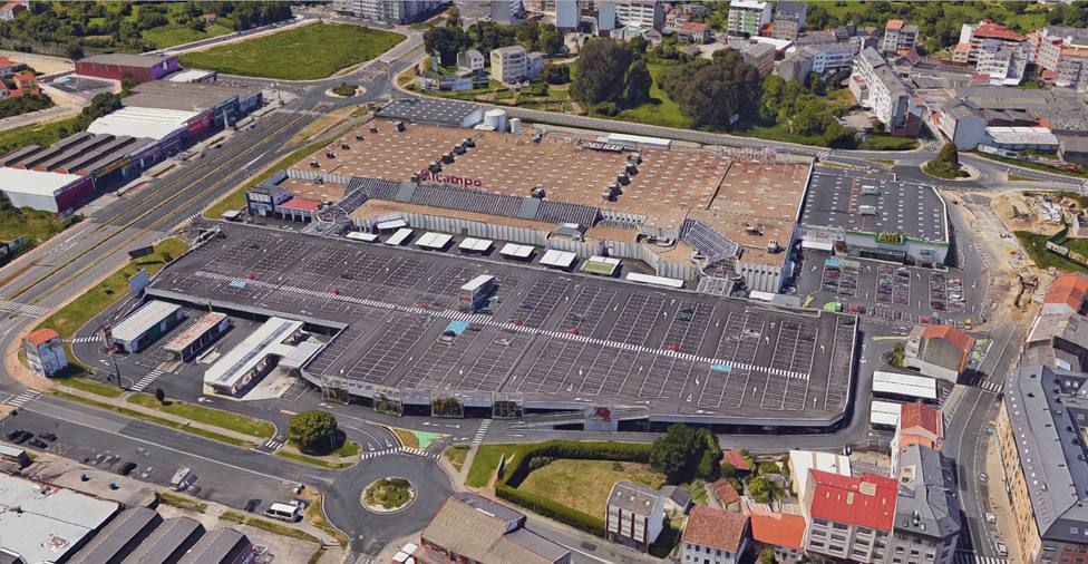 Vista aérea de Alcampo Ferrol, en donde se encuentra la administración de Lotería que vendió los billetes