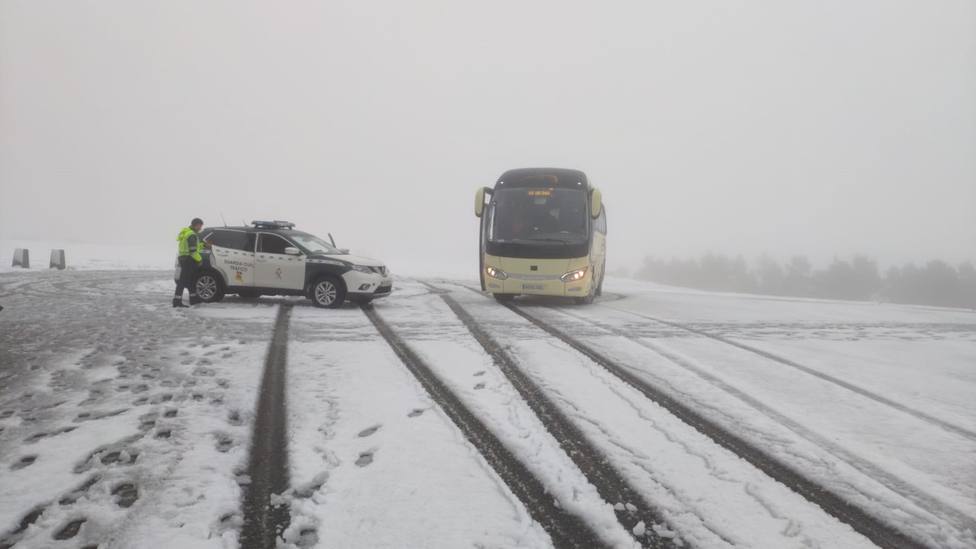 La nieve inmoviliza en Chantada un autobús con alumnos de la USC