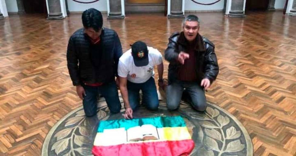Los líderes de la protesta en Bolivia entregan la petición de renuncia de Morales en el Palacio de Gobierno