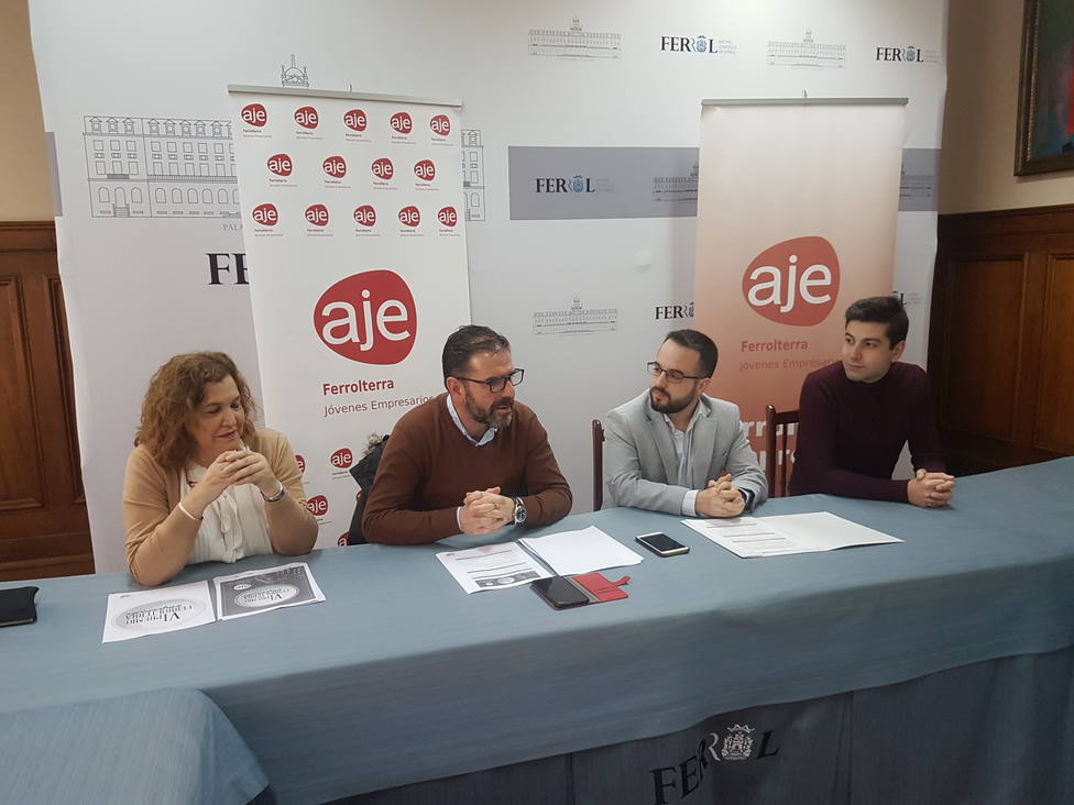 Representantes del gobierno ferrolano y de AJE Ferrolterra presentaron los premios en el concello